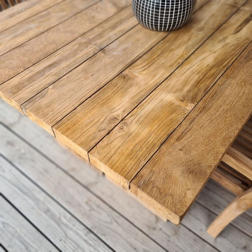 table extérieur en teck vue de près