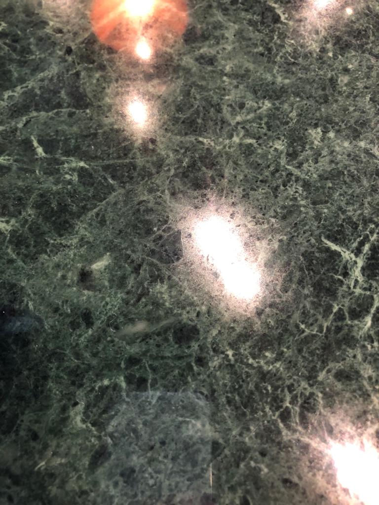 marbre vert de l'étagère GREEN vue de près