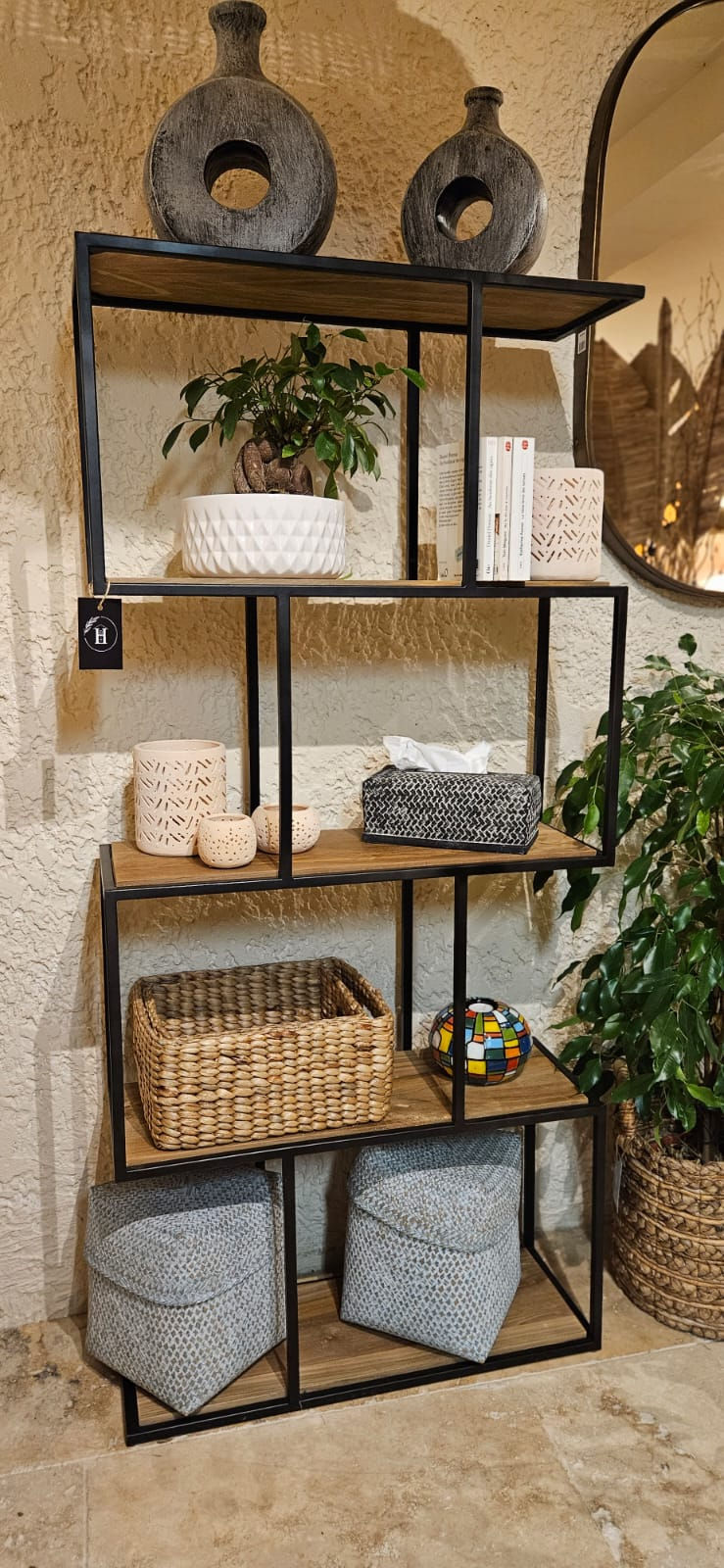 étagère en métal avec étagères en teck vue de face