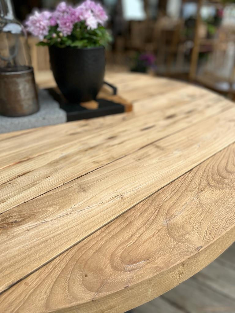 plateau en teck de table ronde extérieur vu de près