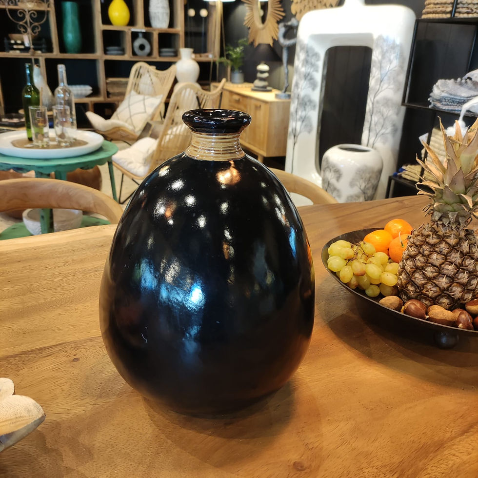 poterie en terre cuite noire vue de face
