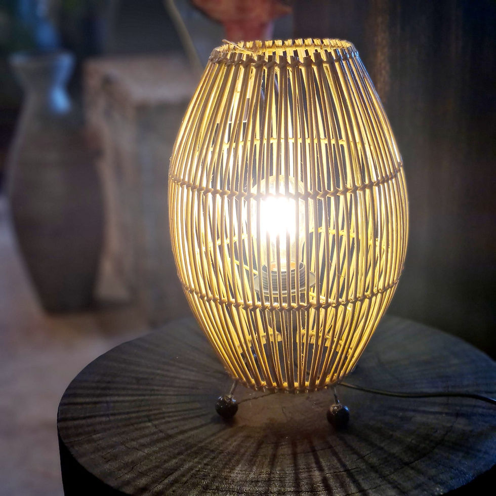 lampe à poser en rotin vue de face