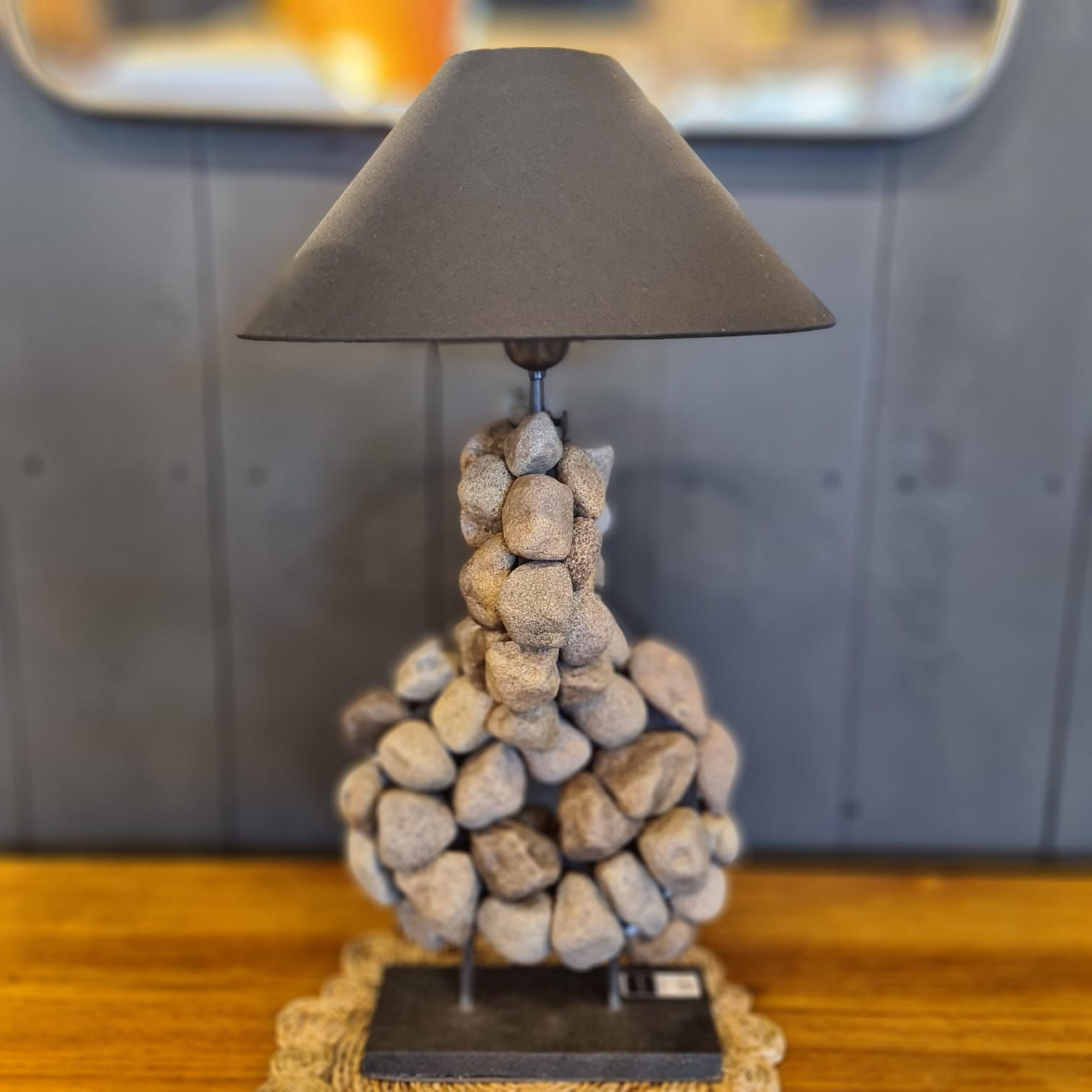 lampe en petits galets vue de face