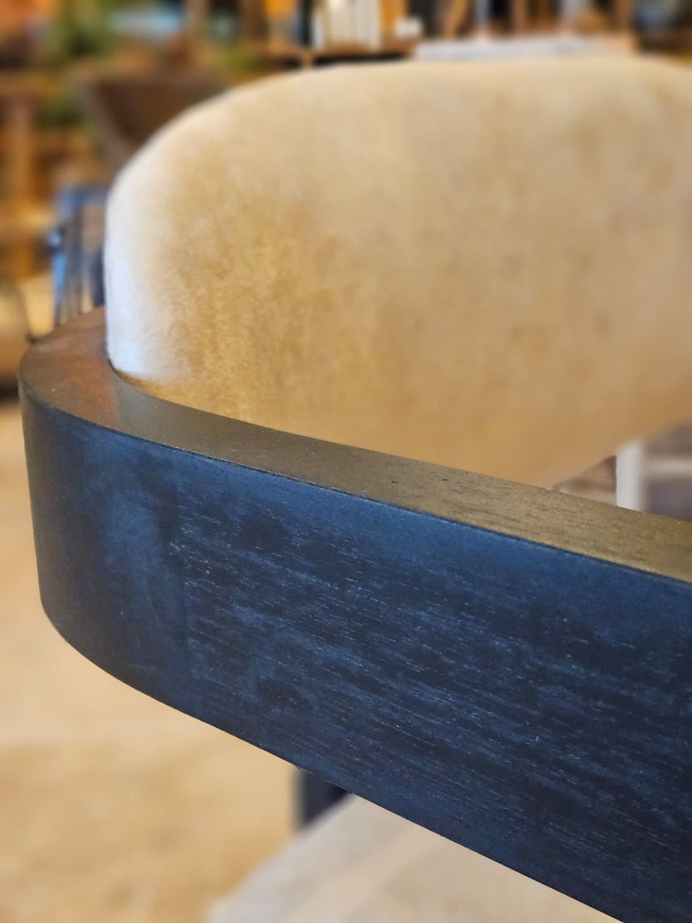 Miniature : Fauteuil en bois noyer