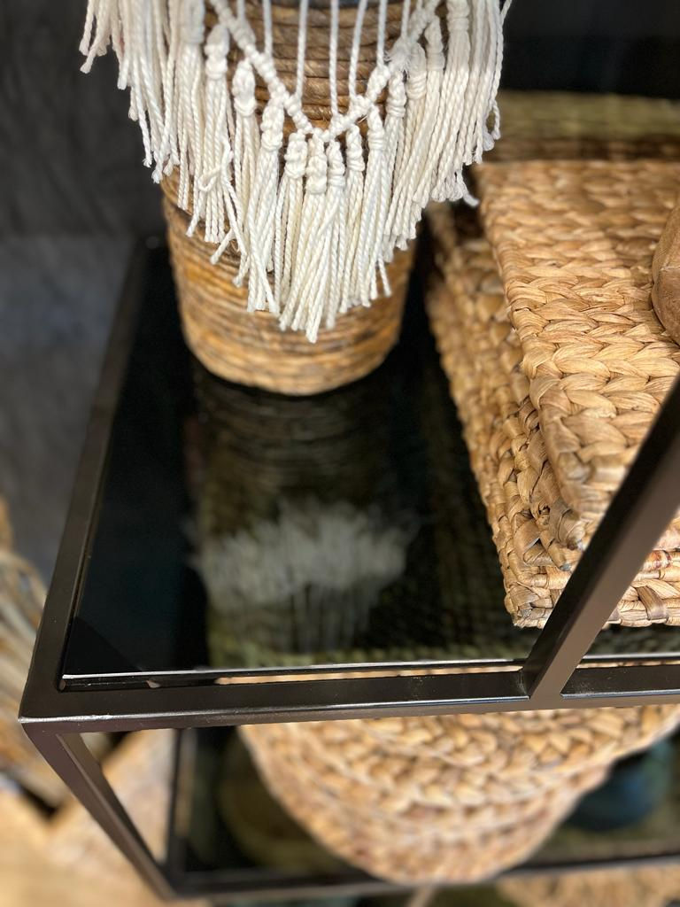 Miniature : étagère en métal avec étagères en verre vue de près