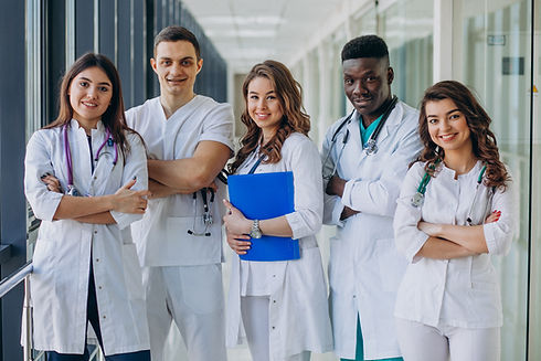 equipe-de-jovens-medicos-especialistas-em-pe-no-corredor-hospital.jpg