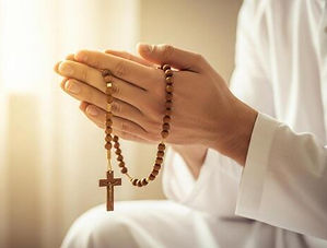man-praying-with-rosary-photo.jpg