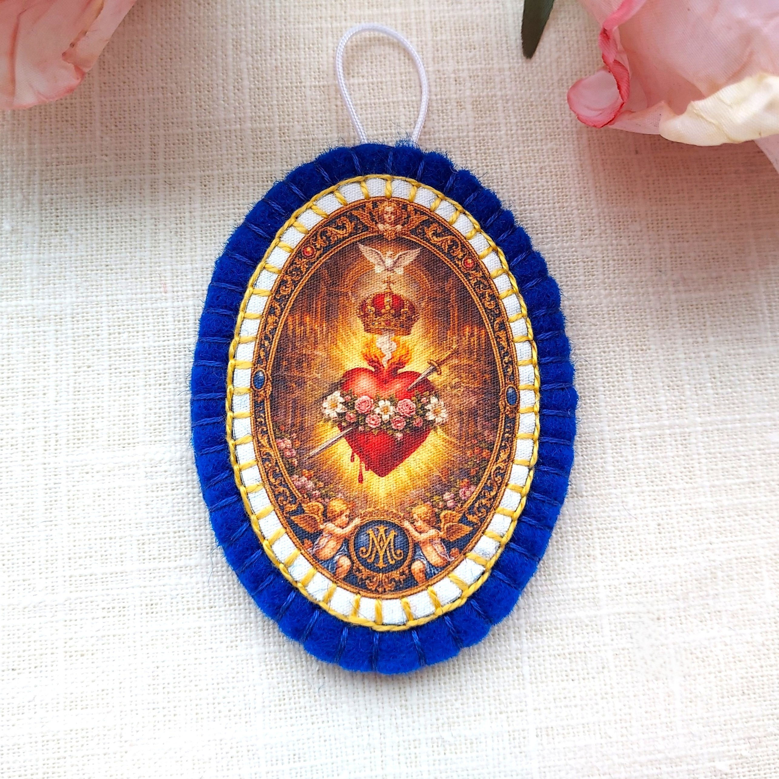 badge brodé main – Cœur Immaculé de Marie, Objet de prière – Ex-voto marial