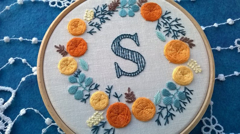 Miniature : Kit de broderie monogramme orange et couronne de fleurs