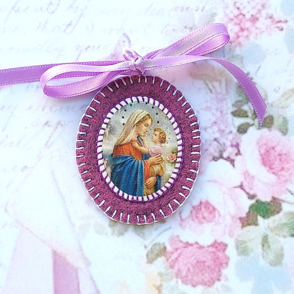 Miniature : Médaillon brodé main "Sainte Mère et Enfant Roi" modèle contour blanc