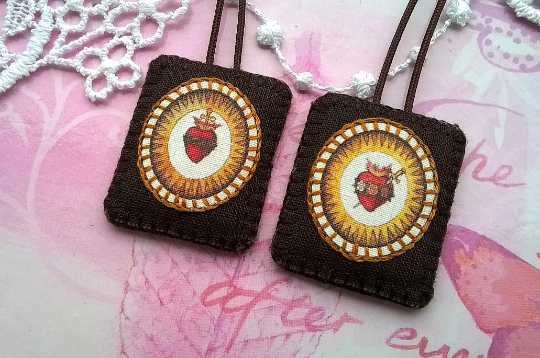 Miniature : Scapulaire brun brodé main avec  Coeur Sacré de Jésus et du Coeur Immaculé