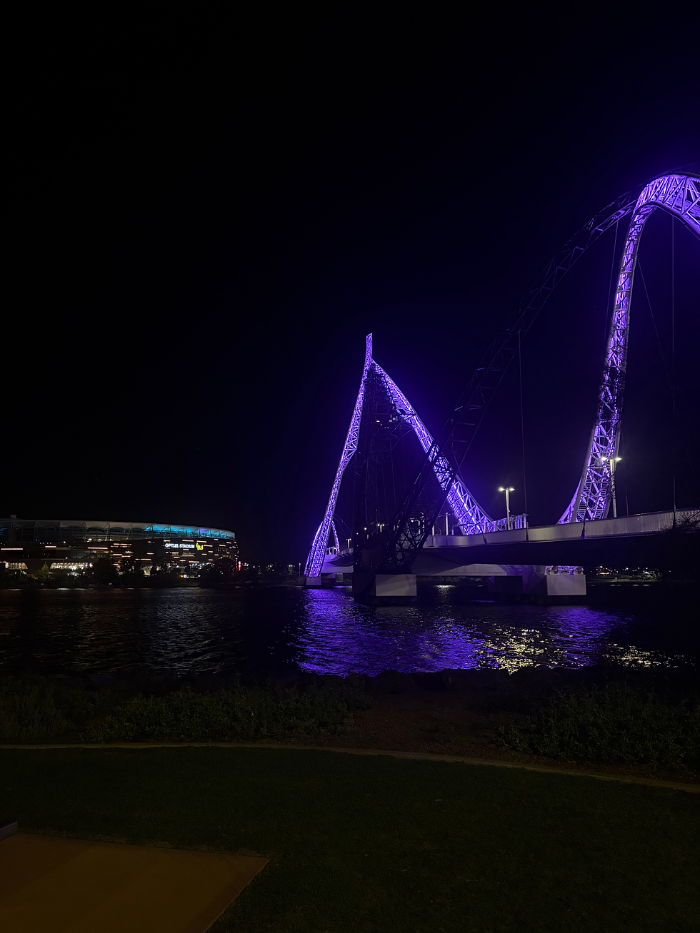 Le fameux pont qui permet de rejoindre le stade Optus - Le pont Matagarup illuminé de nuit