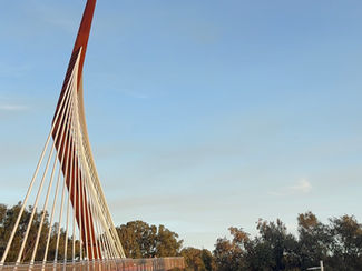 Un pont rouge et blanc