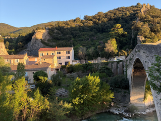 Un pont roman avec des maisons