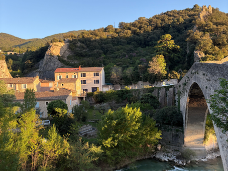 Un pont roman avec des maisons