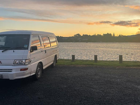 Un van devant de l'eau
