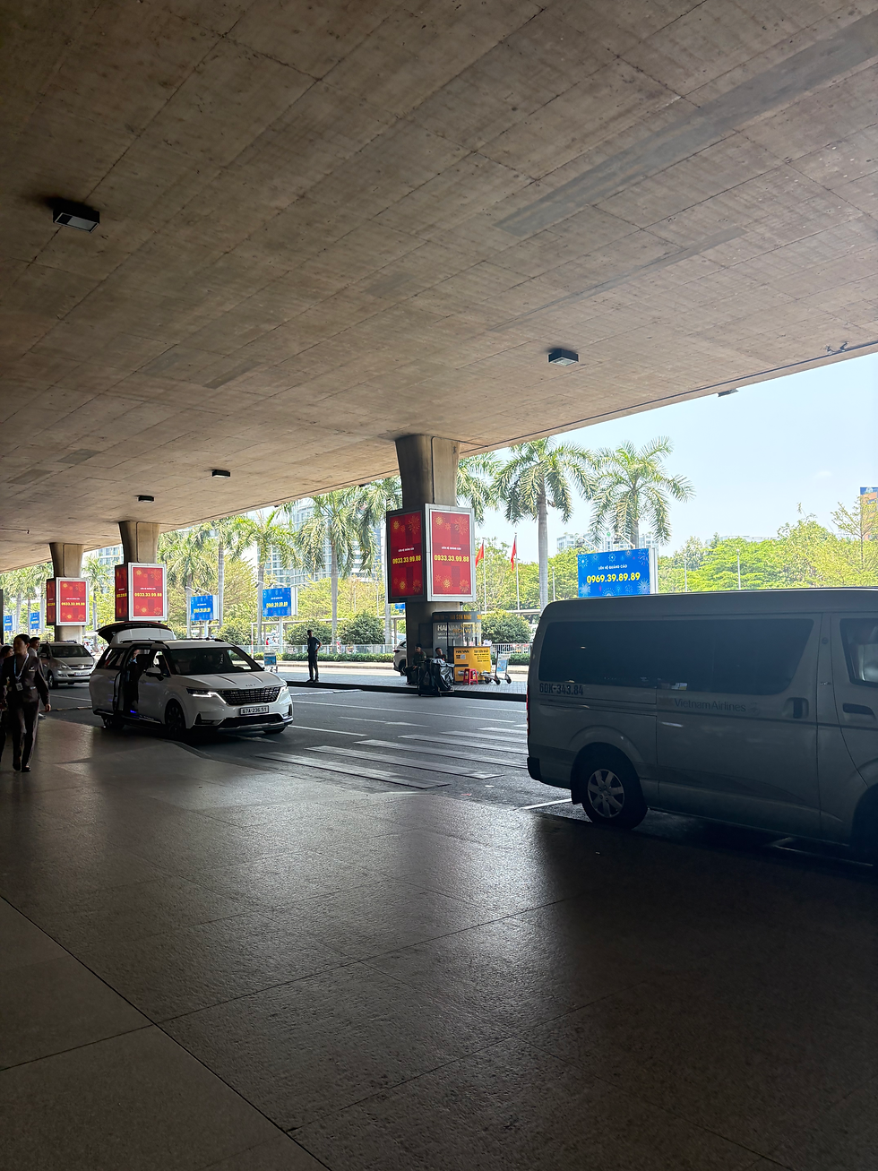 J'ai dû sortir de l'aéroport pour rentrer de nouveau afin de récupérer mon bagage en soute. C'était génial de tester l'air vietnamien !