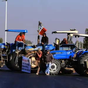 Inicia paro nacional con cierres carreteros en todo el país