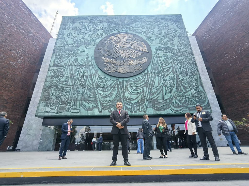 Hernán González Sala presenta examen para consejero del INE