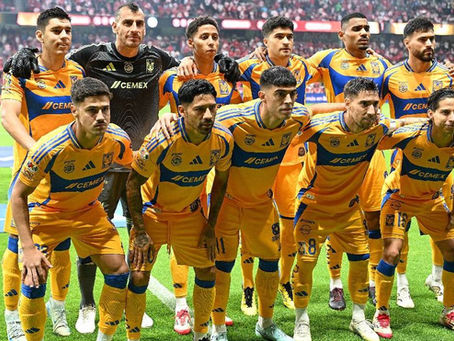 Futbolistas de Tigres visitan el Cerro de la Independencia en Monterrey