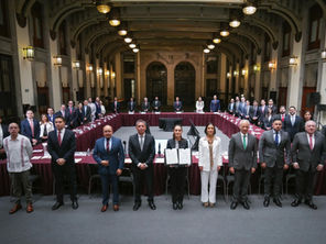 Gobierno renueva acuerdo para mantener gasolina por debajo de 24 pesos