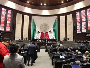 “Ley Antimemes” pasa al Senado; oposición advierte censura