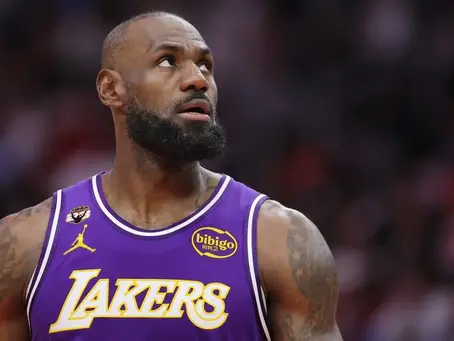 LeBron hace historia con más juegos en la NBA