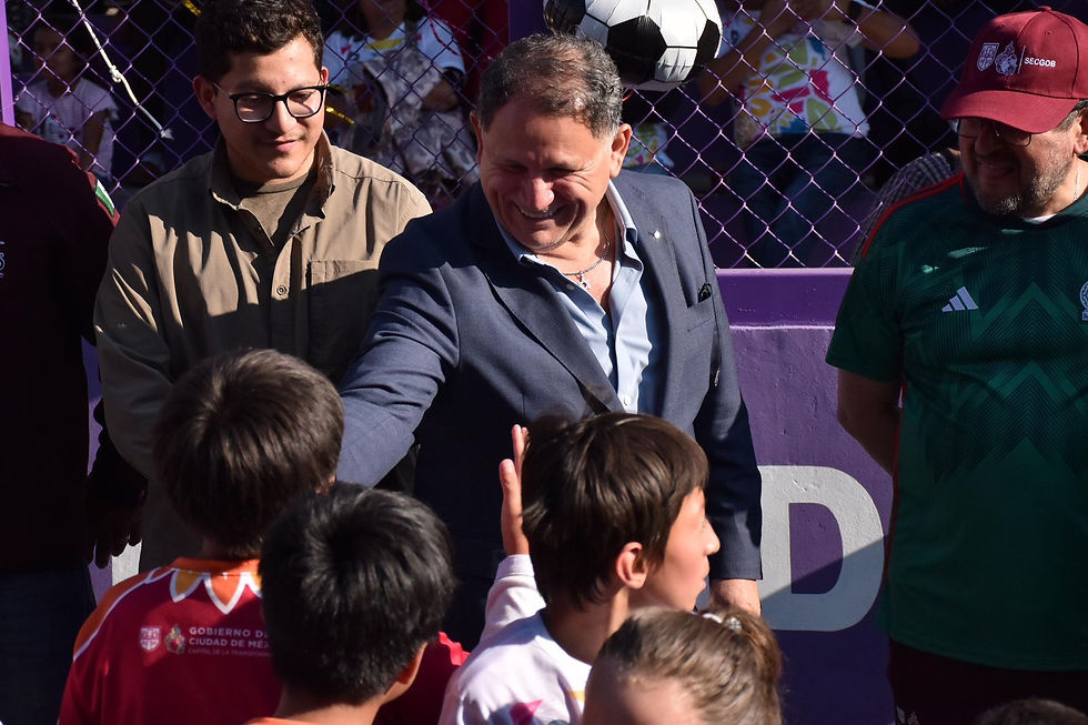 “El Abuelo” Cruz inaugura canchas deportivas en México