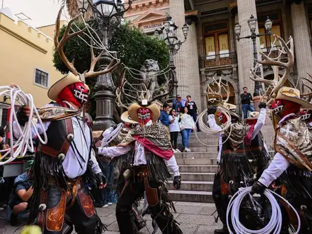 Miedo, asombro y fiesta: los Cuernudos llegan al Cervantino