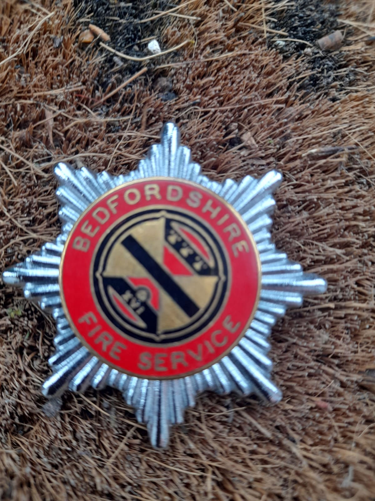 Bedfordshire Fire Service 1948 To 1952 Thin Rim Variation Cap Badge