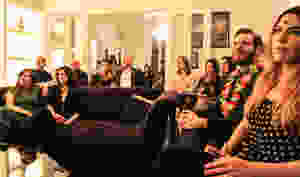 O público se deliciou com sambas antigos interpretados por Odila Giunta e Caco Barros