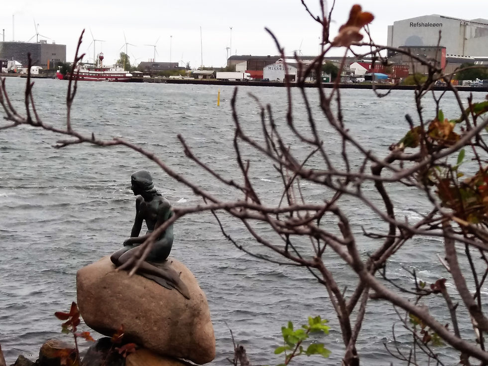 A pequena sereia, estátua de 1913 do personagem de um dos contos de Hans Christian Andersen, em dia nublado e de vento (Foto: Guiga Soares)
