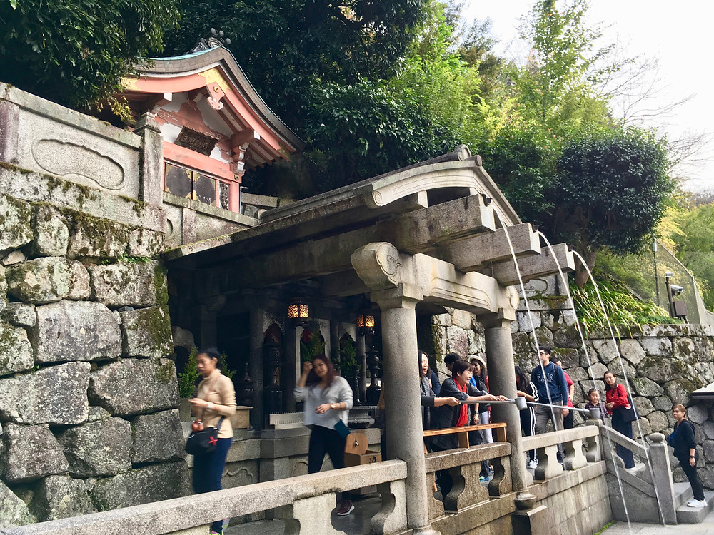 Cachoeira Otowa-no-taki no templo da água pura