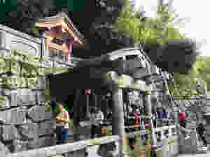 Cachoeira Otowa-no-taki no templo da água pura