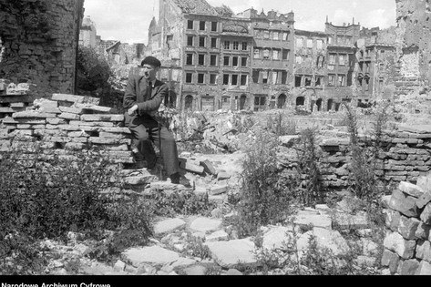 Destruction in Warsaw, at the end of WWII, Stefan Rassalski.jpeg