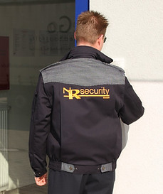 Auf dem Bild zu sehen ist ein Mitarbeiter von NR Security wie er einen Sicherheitsdurchgang macht