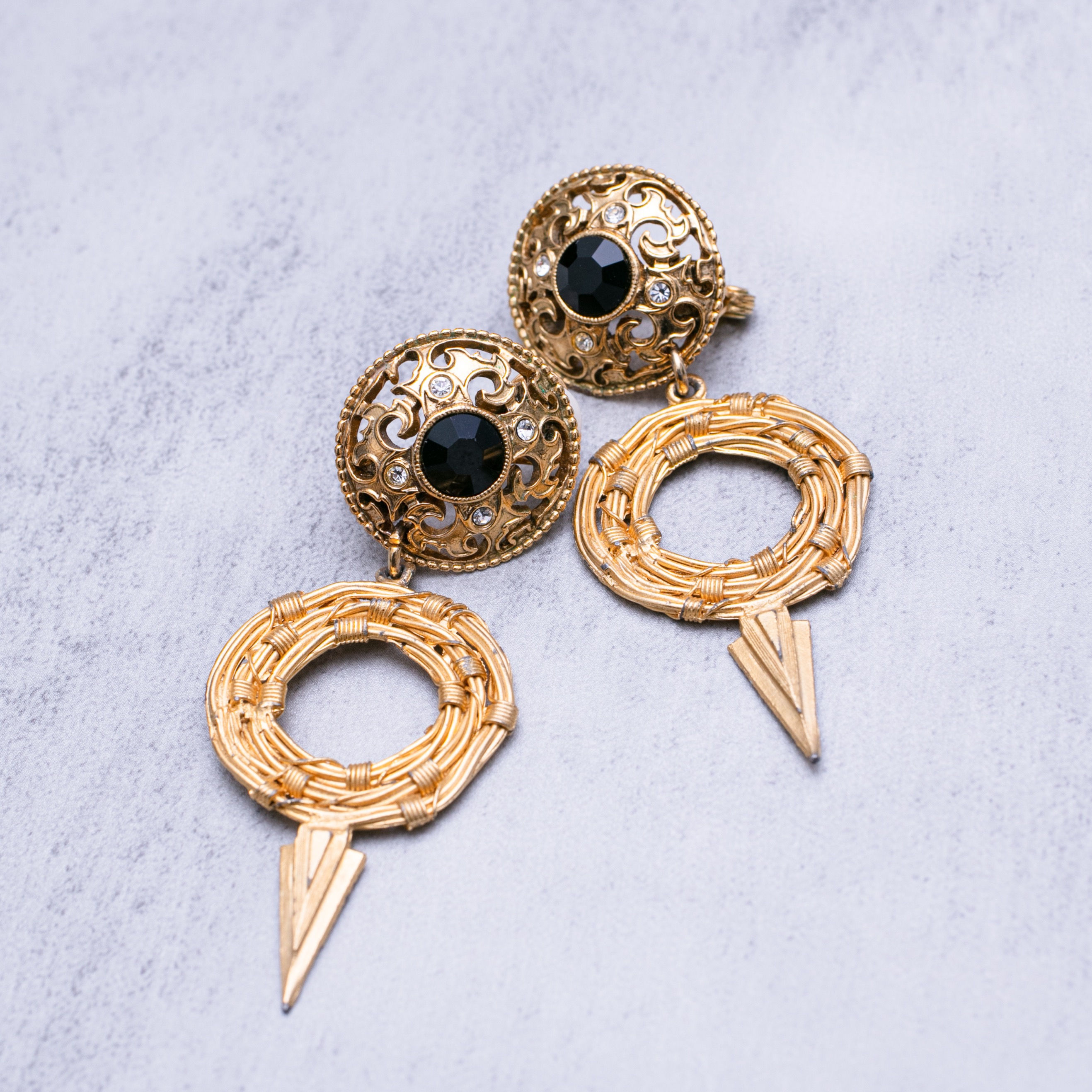 ゴールデンデザイン＆ブラックレジンストーンアレンジイヤリング