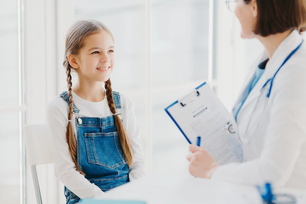 crianca-feliz-ouve-atentamente-conselhos-e-prescricao-de-medicos-vem-ver-pediatra-na-clini