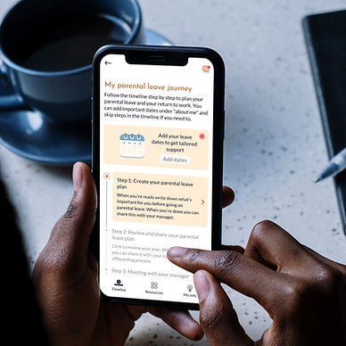 En person använder LEIA Health-appen på en smartphone och ser tidslinjen ”Min föräldraledighetsresa” med planeringsverktyg.