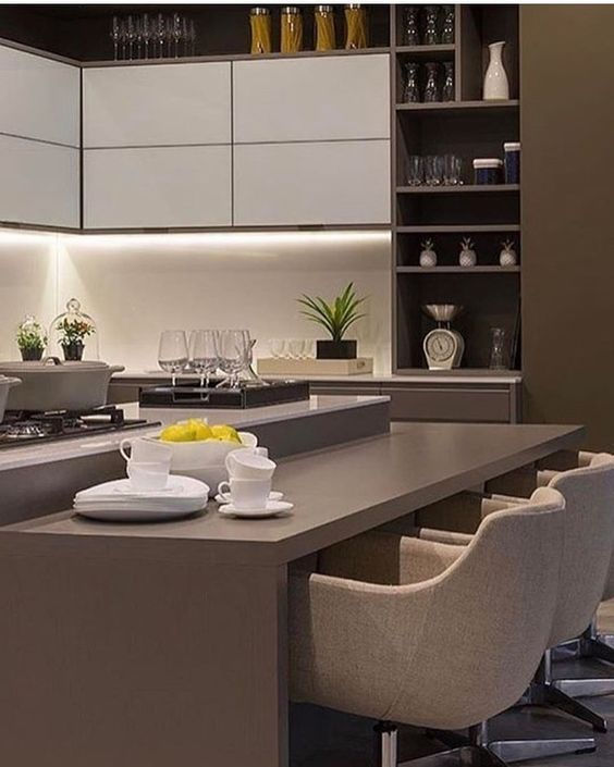 Se você está planejando ou pretende reformar sua cozinha e pensou em algo sofisticado, iluminado, brilhante, funcinal, em tons neutros, então você está pensando em uma cozinha moderna.