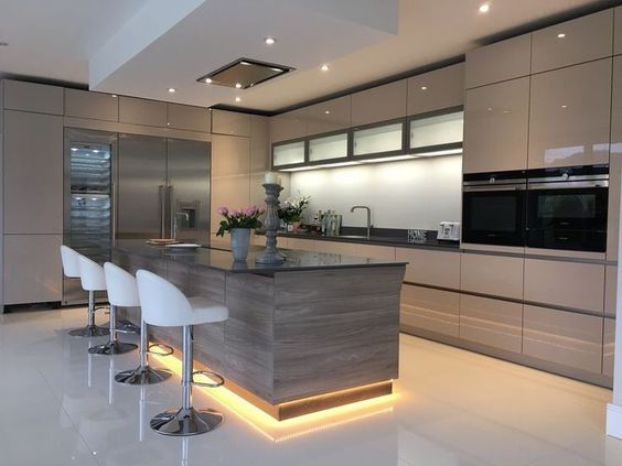 Se você está planejando ou pretende reformar sua cozinha e pensou em algo sofisticado, iluminado, brilhante, funcinal, em tons neutros, então você está pensando em uma cozinha moderna.