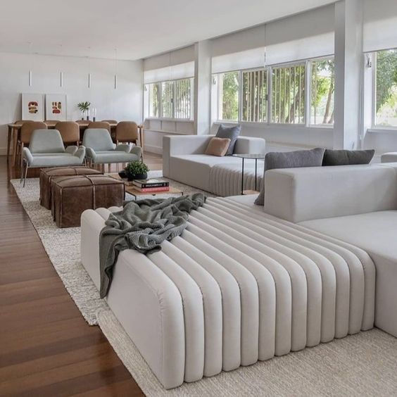 Neste modelo de sofá, um único encosto possui estofado em ambos os lados - com profundidades geralmente diferentes, com a função de integrar ambientes, como por exemplo, sala de estar com a sala de jantar (a parte mais estreita serve de assento junto a mesa, substituindo cadeiras), sala de estar com a sala de TV (que fica com a parte mais larga do acento) e salas grandes com dois ambientes ou mais.
