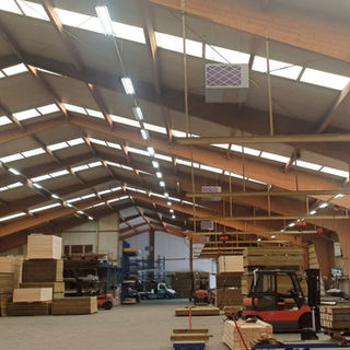 Industriële hal in de houtindustrie met houten dakconstructie
