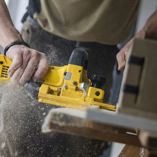 Industriële houtbewerking met veel zaagsel.