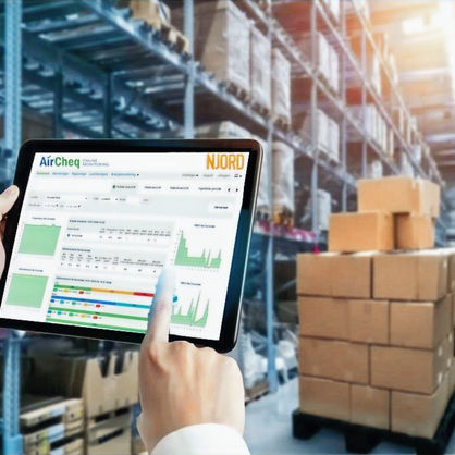 Handen houden tablet met dashboard in magazijn