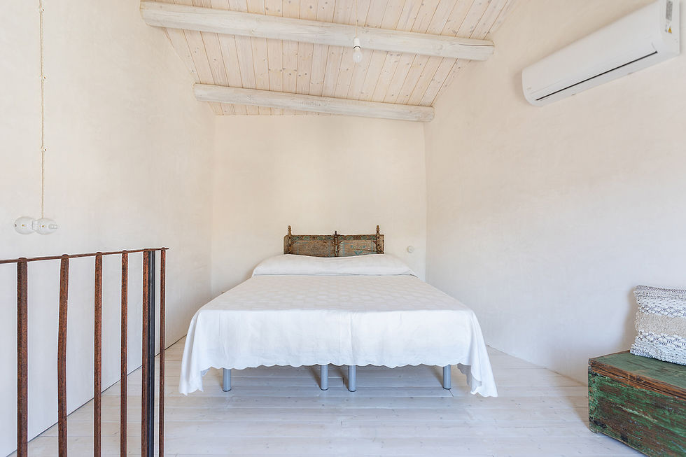 camera da letto moderna arredata con mobili vintage