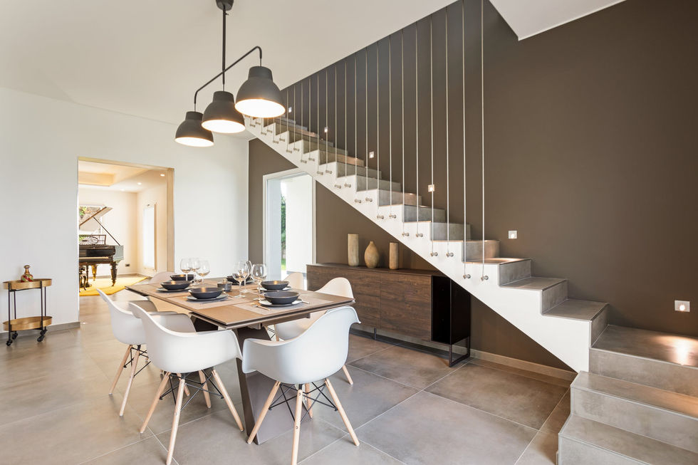 camera da pranzo con scala di design