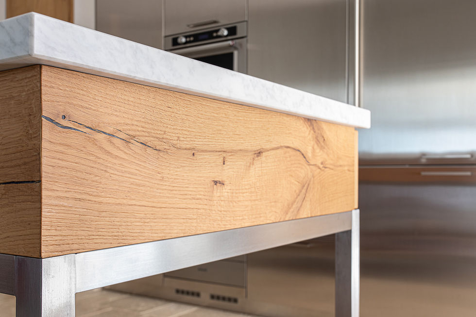 particvolare cucina in legno acciaio e marmo