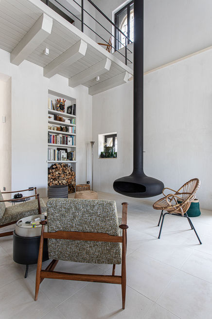 salone con soppalco e caminetto sospeso