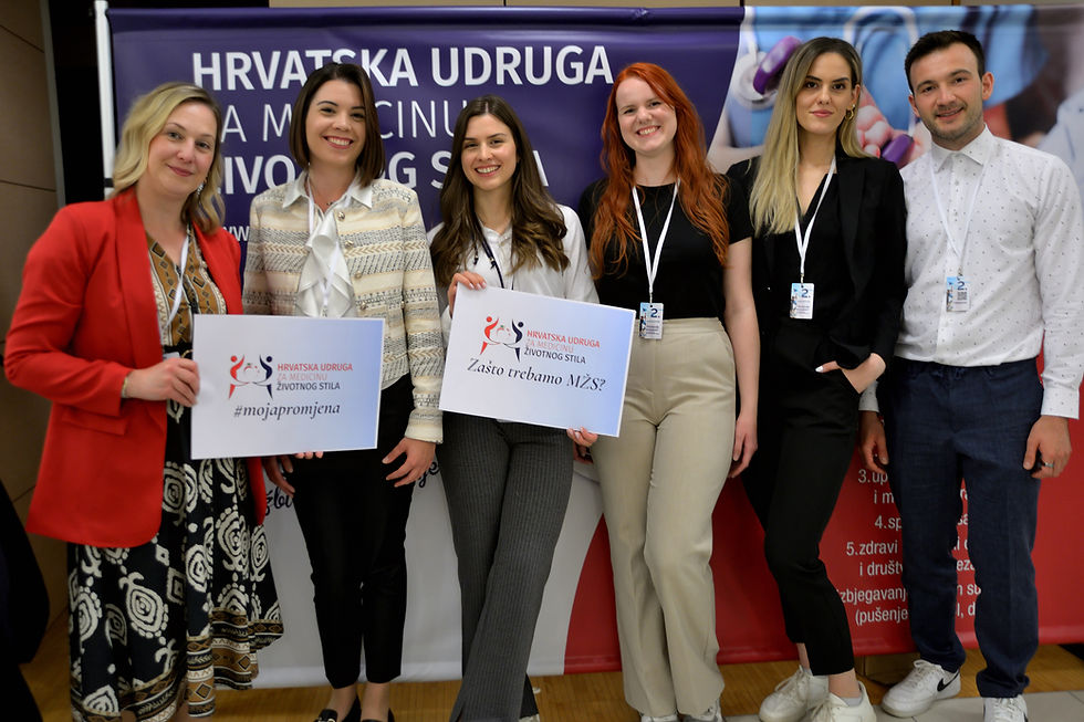 Sudionici ispred plakata kongresa govore o #mojapromjena